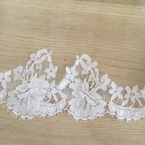 Nina 'Duchess' Wedding Veil - Picture 3 of 6